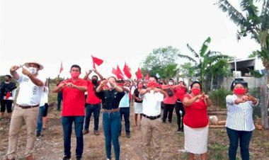 Colonos de la colonia “La Antorcha” de Bacalar reciben al candidato Chepe Contreras