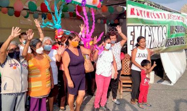 Mamás festejan su día en plantón instalado frente al Palacio de Gobierno