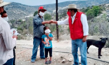 Candidato del PRI recorre calles en Santiago Nopala