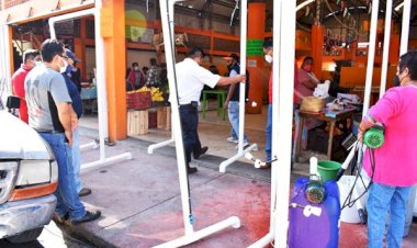 Colocan arcos sanitizantes en el mercado municipal de Ixcaquixtla