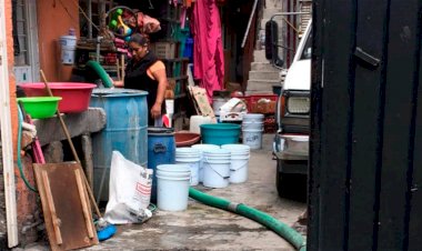 Antorcha distribuye agua en colonia de Iztapalapa