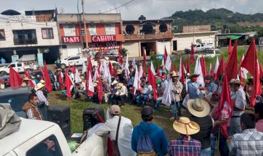 Antorcha contribuye con el campo al entregar fertilizante a campesinos de Tejupilco