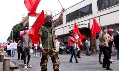 Los hombres de corazón bueno y banderas rojas