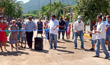 Antorchistas de Cuichapa inauguran pavimentación 