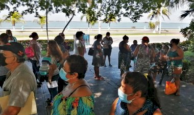 Antorchistas de la tercera edad reciben despensas en Carmen