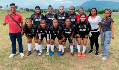 Mujeres futbolistas destacan en torneo antorchista de Chiapas.