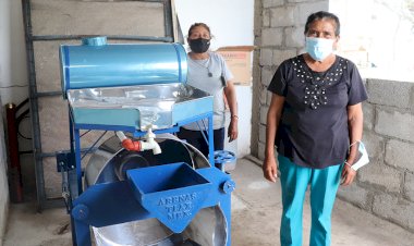 Entrega Ayuntamiento de Tepexi molino y baños secos en El Naranjo