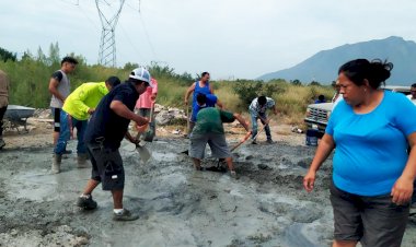 Antorchistas construyen puente en colonia de Escobedo 