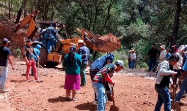 Campesinos mejoran caminos de Cadereyta