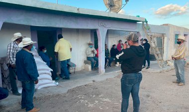 Ayuntamiento antorchista entrega semilla de frijol a los agricultores de El Tepetate