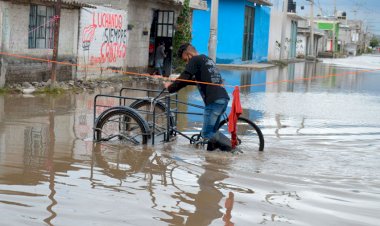 Viven familias del Edomex bajo el agua