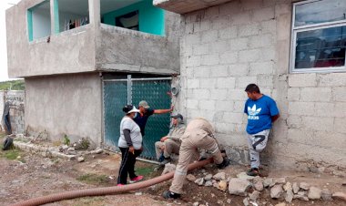 Apoya comuna con desazolve a colonia popular