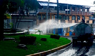 Miles de acapulqueños, entre basura y sin agua potable