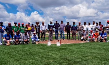 Juegan primer partido en nuevo Campo de Béisbol en Villa de Ramos