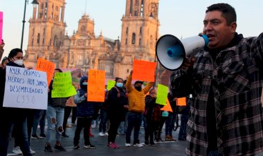Protesta sector salud de Oaxaca en Palacio Nacional