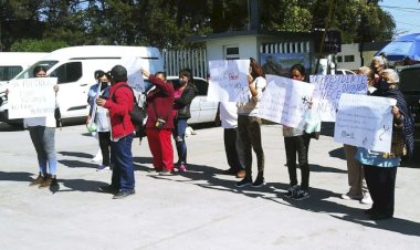 Con cadena humana maravatienses exigen suministro de medicamentos