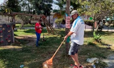 Antorchistas podan áreas verdes de El Salado