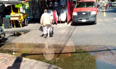 Reportan fuga de aguas residuales en Centro Histórico de SLP