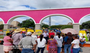 Antorchistas entregan pliego petitorio a nueva administración en Tierra Blanca