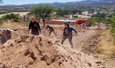 Colaboran antorchistas con mano de obra para reparar calles en Valparaíso