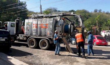 Desazolvan alcantarillado en Rinconada de la Cruz