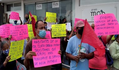 Antorchistas de Matacocuite se manifiestan en Grupo Más ante desabasto de agua