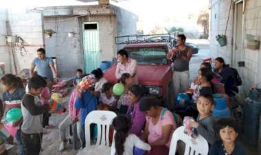 Reparten juguetes en Cuautinchán 