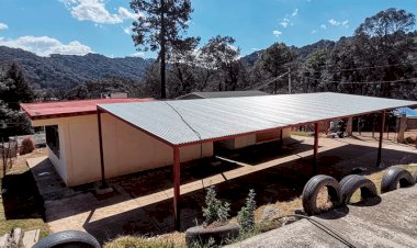 Antorcha entrega pintura para remozar escuela de CONAFE en Barbechos 