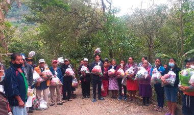 Entrega de despensas en la localidad de San Andrés municipio de Coxcatlán