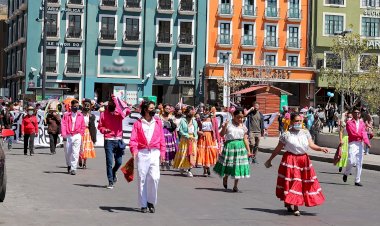 Con caravana artística, estudiantes y colonos exigen al gobernador solución a sus peticiones