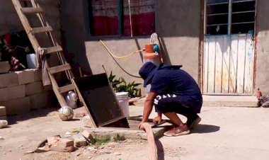 Dona Antorcha pipa de agua a colonia pobre