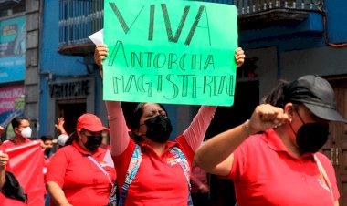 “No desfilamos, nos manifestamos”: maestros antorchistas 