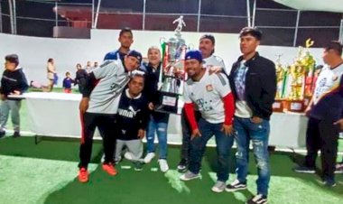 Otorga alcaldesa trofeos para la final de futbol