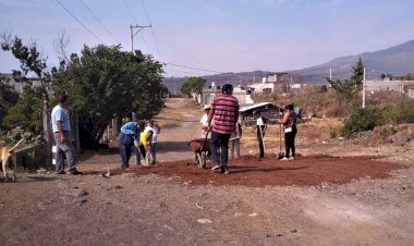 Sin solución a demandas, morelianos arreglan por su cuenta calles de su colonia