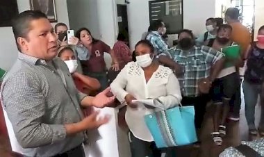 Campechanos acuden a Palacio de Carmen; no hay respuesta