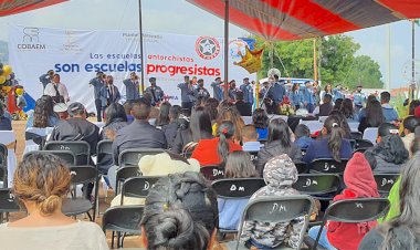 Celebran graduación alumnos de escuela antorchista en Tupátaro