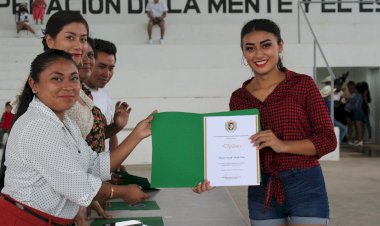 Lucha organizada logra escuela y egresa una generación más