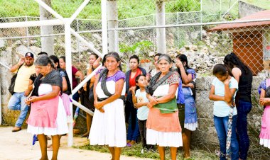 Ayuntamiento de Huitzilan inaugura cancha en San Miguel del Progreso