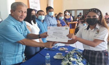 Samuel Aguirre Ochoa apadrina a generación 2022 de la telesecundaria Rafael Ramírez 