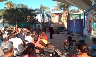 Disfrutan niños de una pastorela en colonia de Zapopan