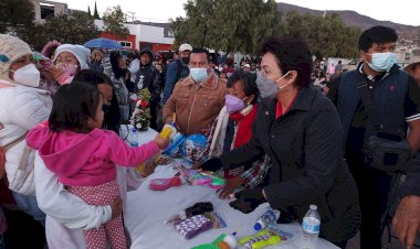 Regidora antorchista entrega juguetes a niños de Pachuca