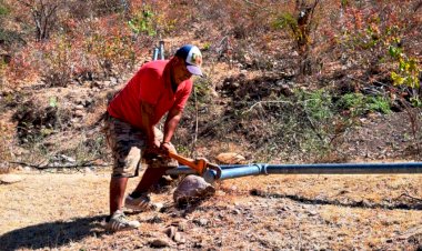 Atiende dirección de Agua Potable problema en la colonia Antorcha Popular