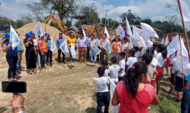 Dan banderazo de inicio de construcción de aula didáctica en Tantoyuca