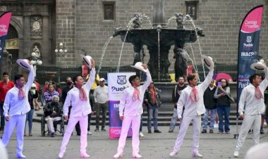 Artistas antorchistas engalanan zócalo de Puebla