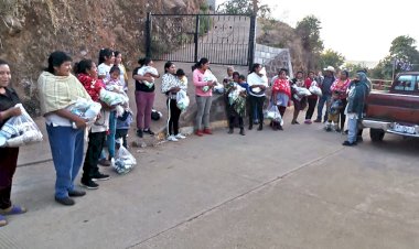 Logran antorchistas entrega de paquetes alimentarios