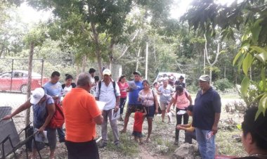 Antorchistas de Tulum leyendo para ser mejores personas