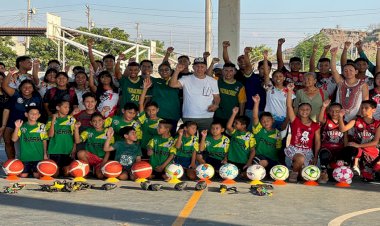 Entrega Antorcha material deportivo a Clubes FNERRR