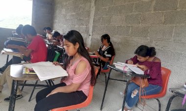 Estudiantes toman clases en aulas en obra negra; acusan abandono gubernamental