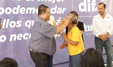 Entregan anteojos para ciudadanos de Parras, Coahuila