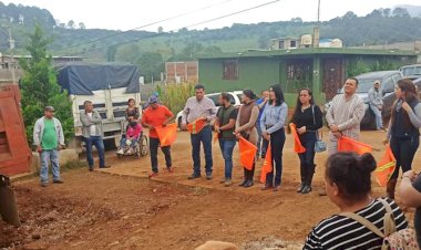 Habitantes de Ario de Rosales dan arranque de obra en colonia antorchista